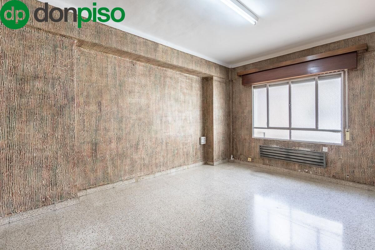 Flat for sale in  Granada Capital  with Heating and Storage room