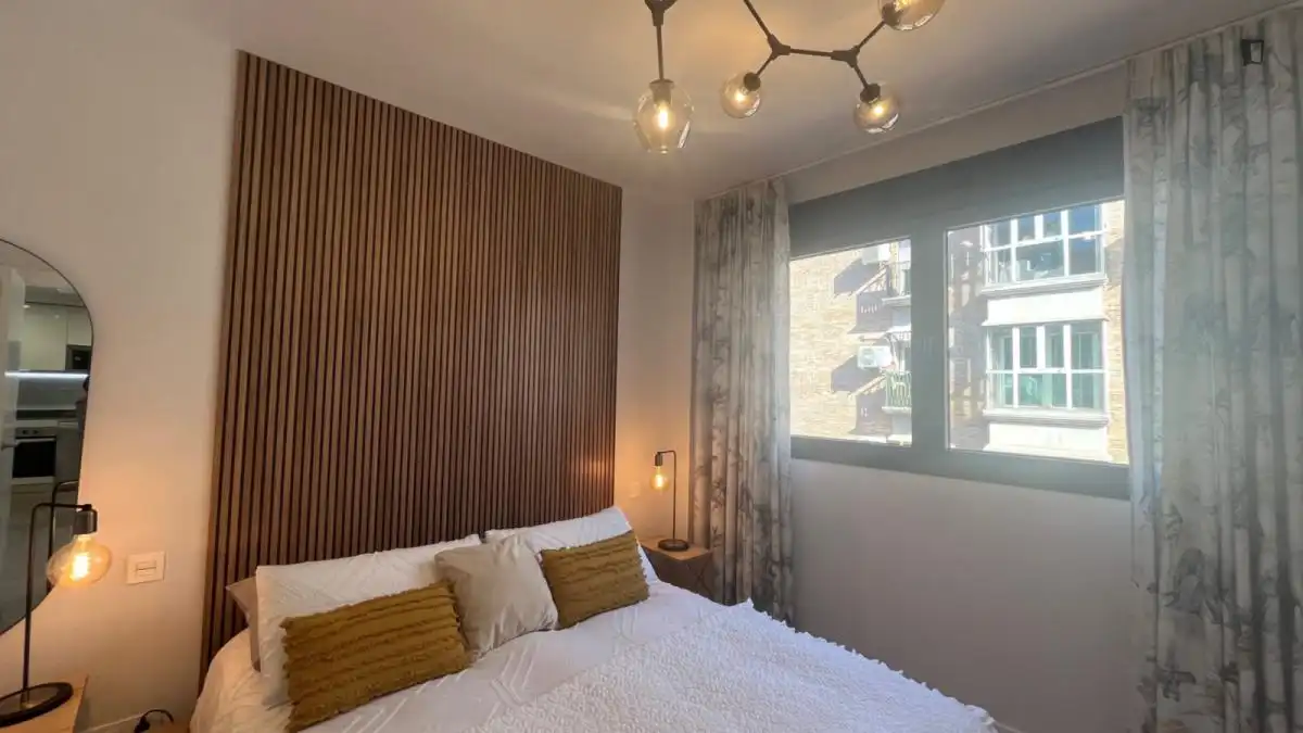 Dormitori de Apartament de lloguer en Madrid amb Aire condicionat, Calefacció i Moblat