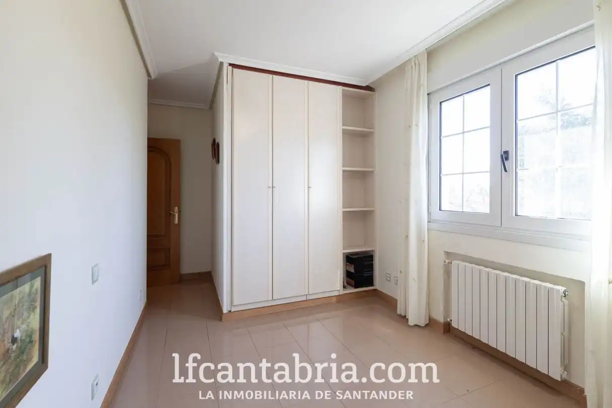 Habitación de Casa o chalet en venta en Santa Cruz de Bezana con Calefacción, Jardín privado y Trastero