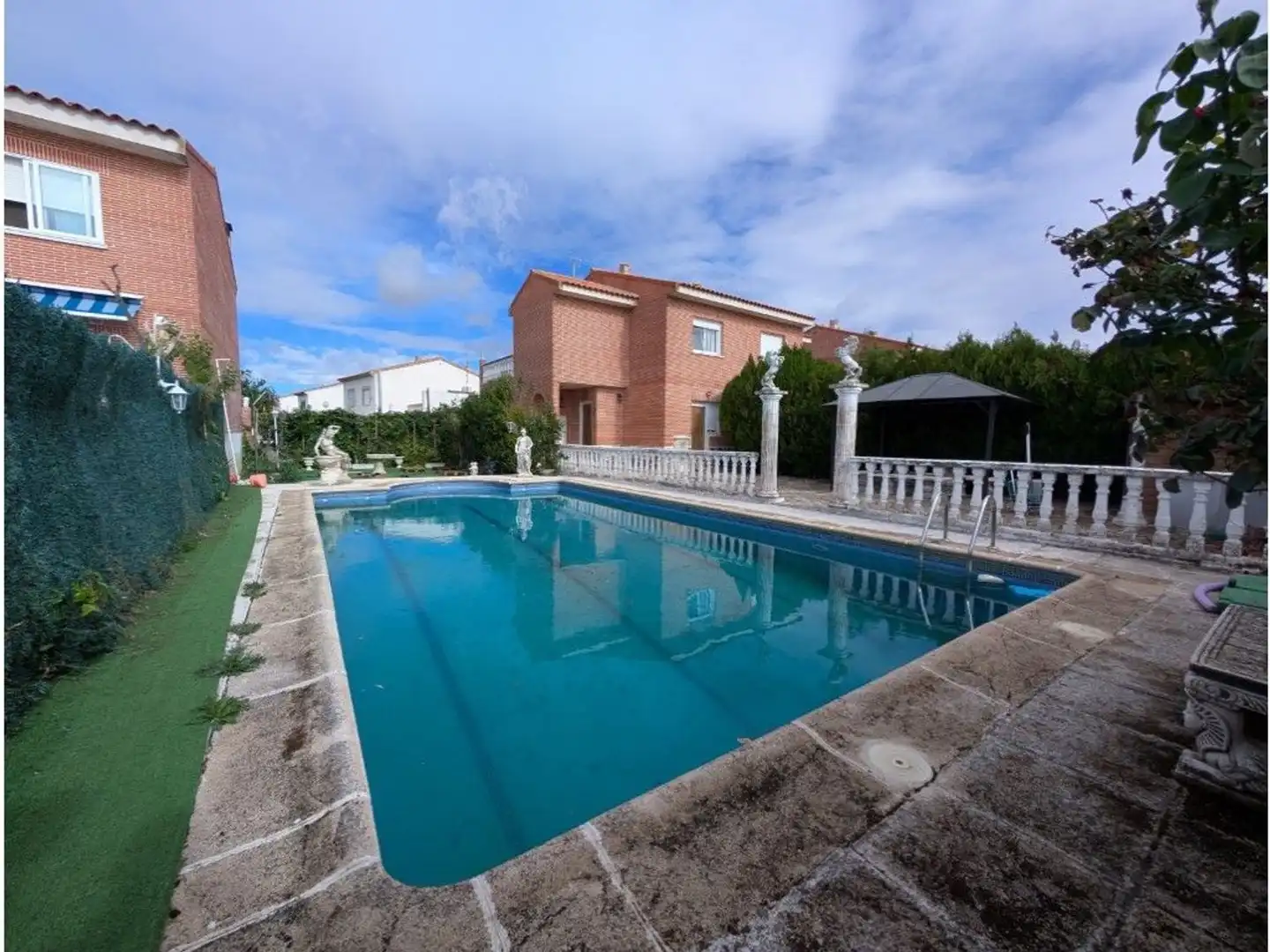 Piscina de Casa o xalet en venda en Carmena