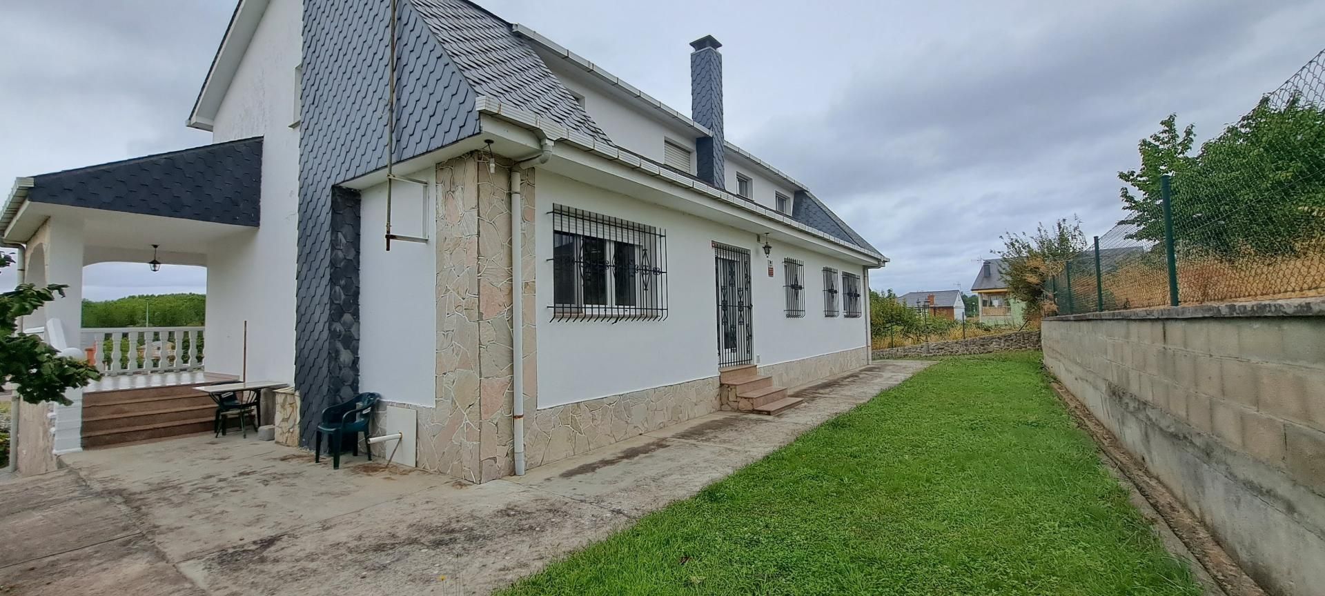 Vista exterior de Casa o xalet en venda en Ponferrada amb Calefacció