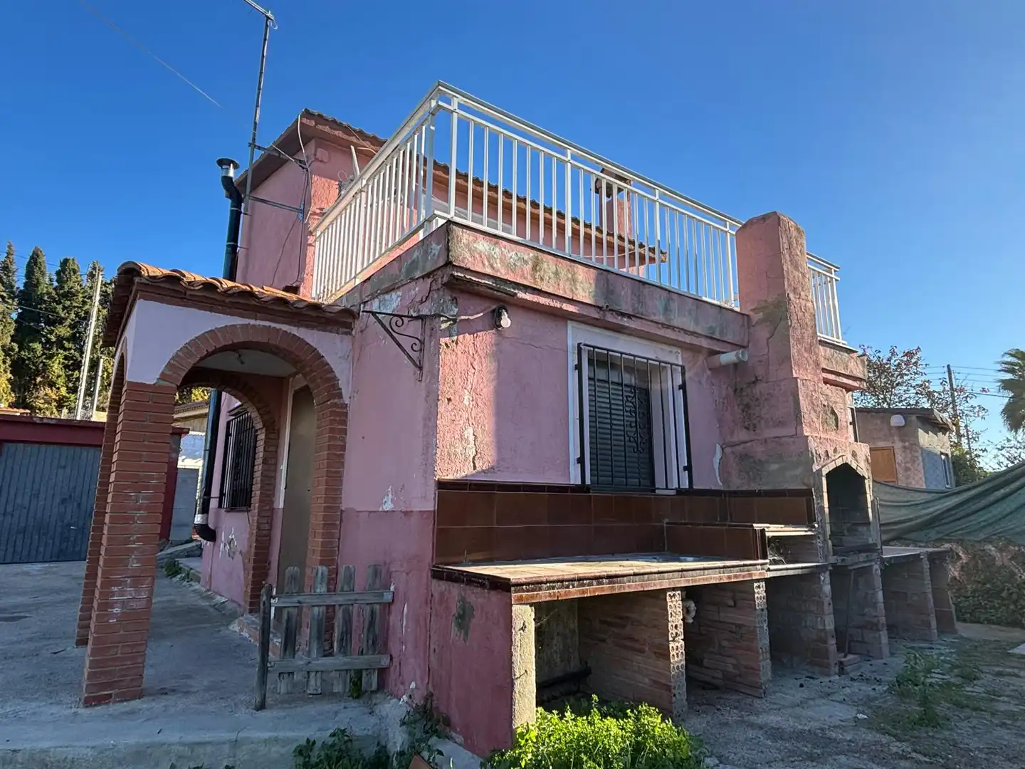 Vista exterior de Casa o xalet en venda en El Catllar  amb Jardí privat, Piscina i Alarma