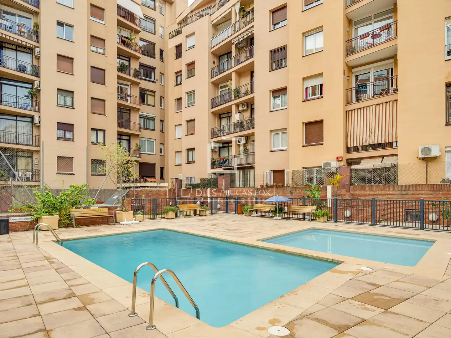 Piscina de Pis en venda en Barcelona amb Aire condicionat, Terrassa i Piscina