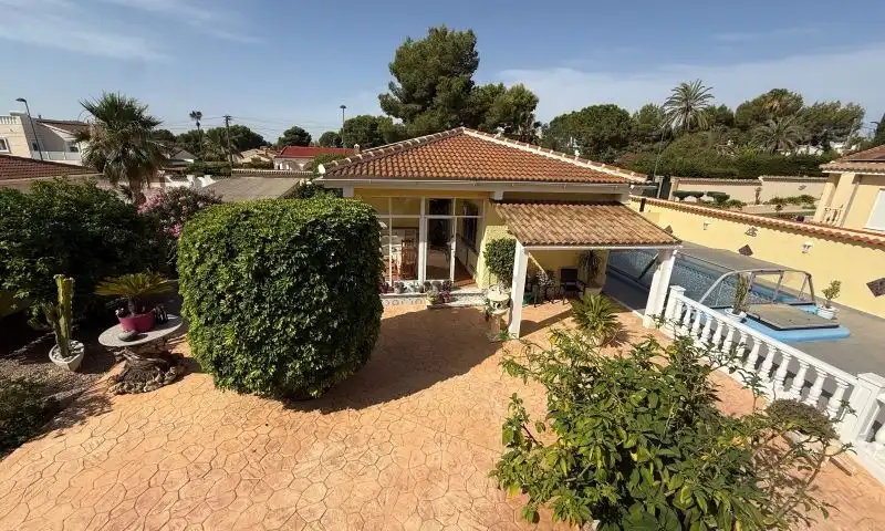 Vista exterior de Casa o xalet en venda en Pilar de la Horadada amb Traster i Piscina