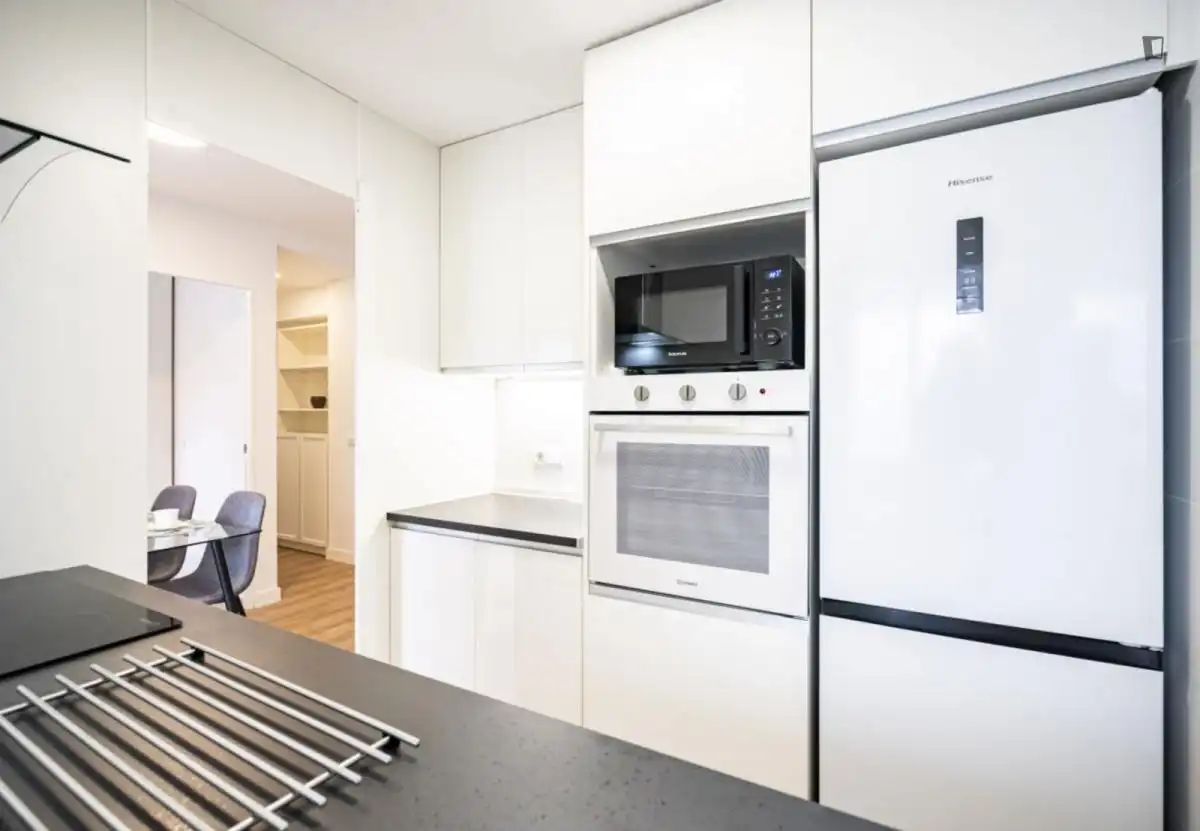 Cuina de Apartament de lloguer en Madrid amb Calefacció, Moblat i Forn