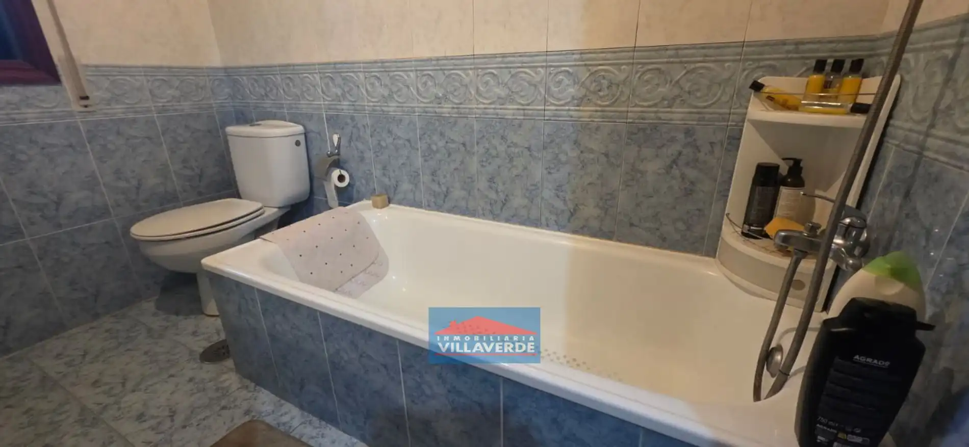 Baño de Piso en venta en Cangas  con Calefacción, Trastero y Amueblado
