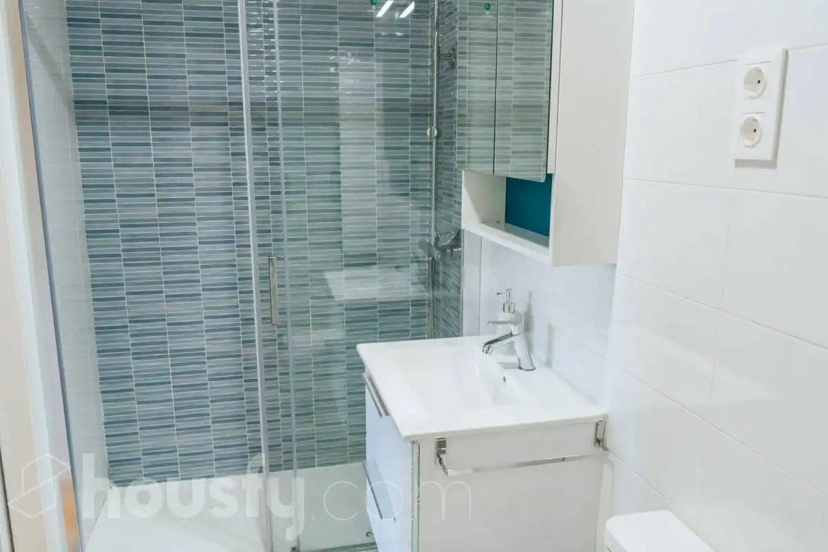 Bathroom of Flat for rent in Madrid  with Heating, Terrace and Furnished
