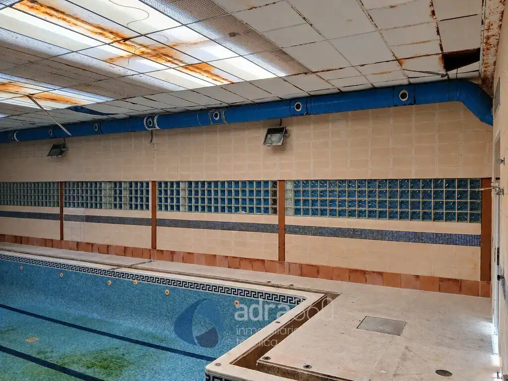 Piscina de Local de lloguer en  Logroño