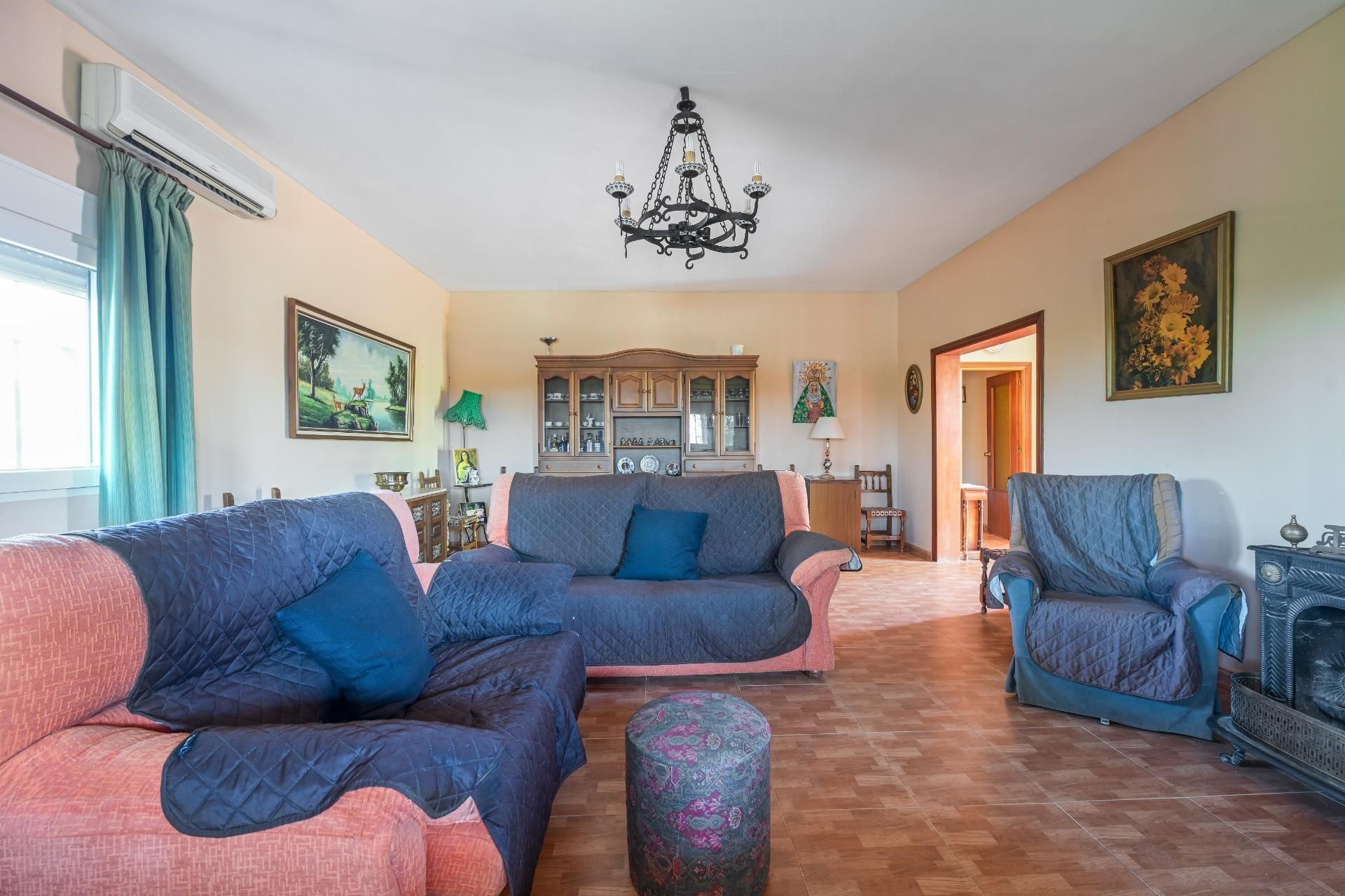 Sala d'estar de Casa o xalet en venda en Villanueva del Ariscal amb Aire condicionat, Calefacció i Jardí privat