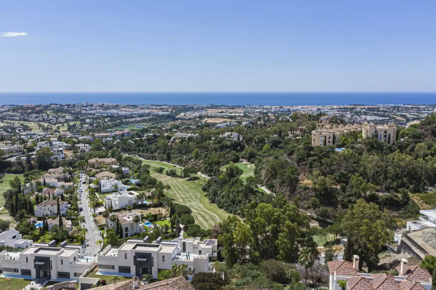 Vista exterior de Casa o xalet en venda en Benahavís amb Aire condicionat, Jardí privat i Terrassa