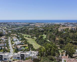 Vista exterior de Casa o xalet en venda en Benahavís amb Aire condicionat, Jardí privat i Terrassa