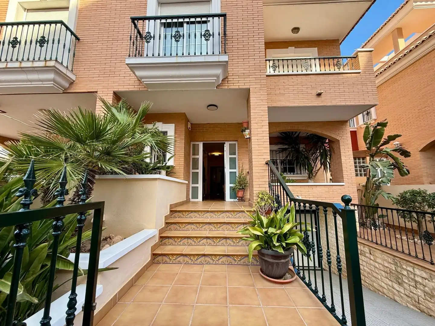 Vista exterior de Casa adosada en venda en Almería amb Aire condicionat, Jardí privat i Terrassa