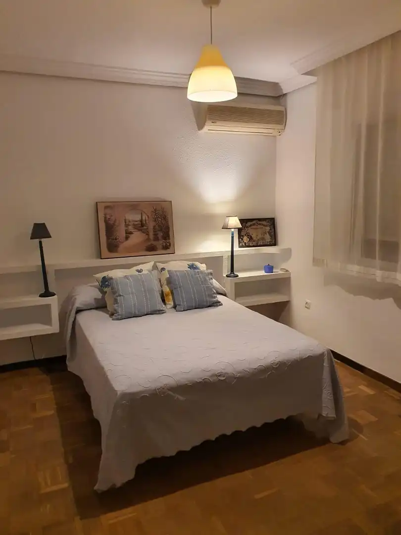 Dormitori de Apartament de lloguer en Sevilla amb Aire condicionat, Parquet i Terrassa