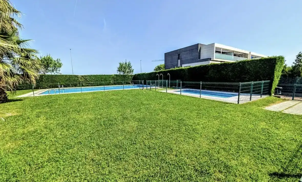 Piscina de Planta baixa en venda en Santander amb Piscina