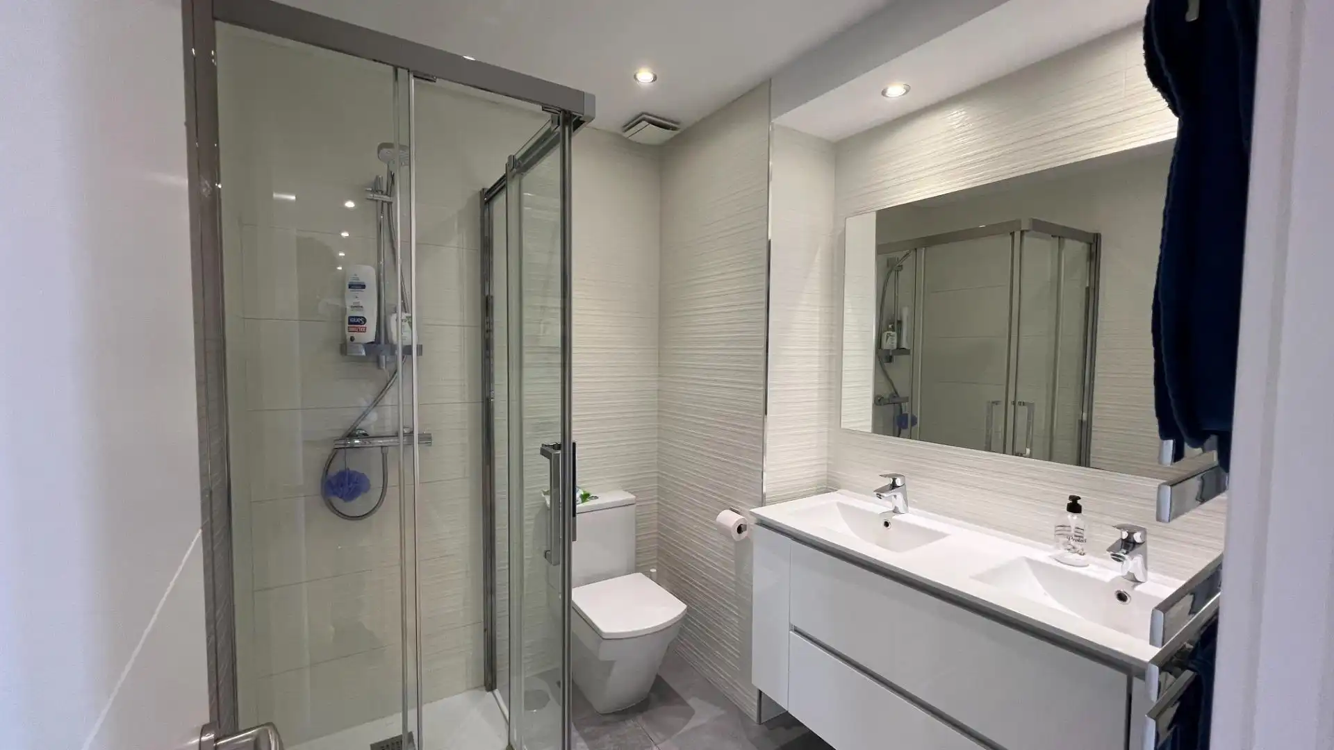Bathroom of Flat for sale in Madrid  with Air Conditioner, Heating and Parquet flooring