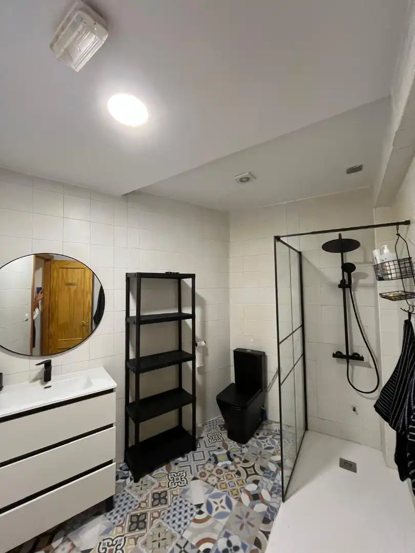 Badezimmer von Wohnung zur Miete in Algeciras mit Klimaanlage, Heizung und Terrasse