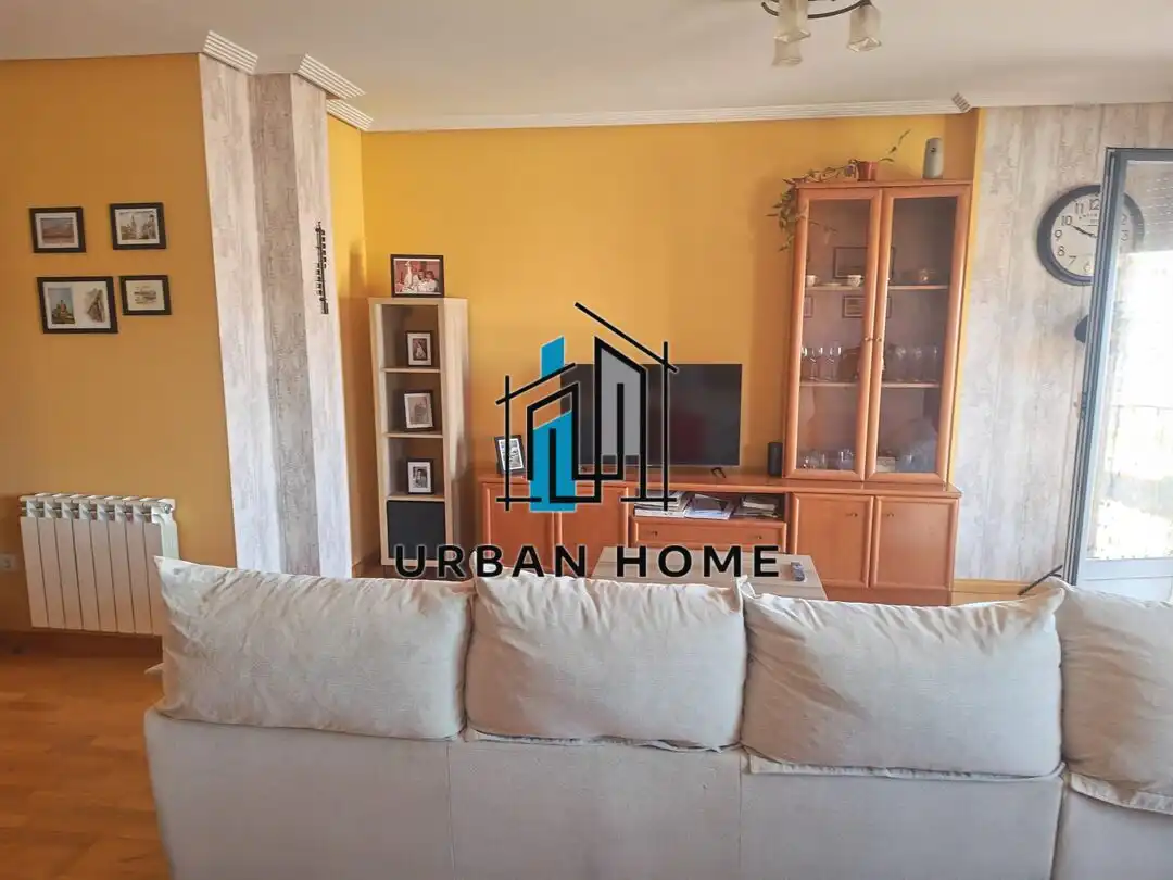 Sala de estar de Dúplex en venta en San Andrés del Rabanedo con Calefacción, Trastero y Balcón