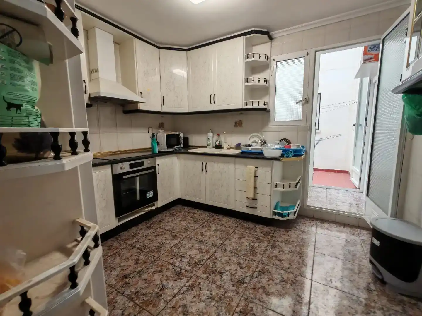Kitchen of Flat for share in San Pablo