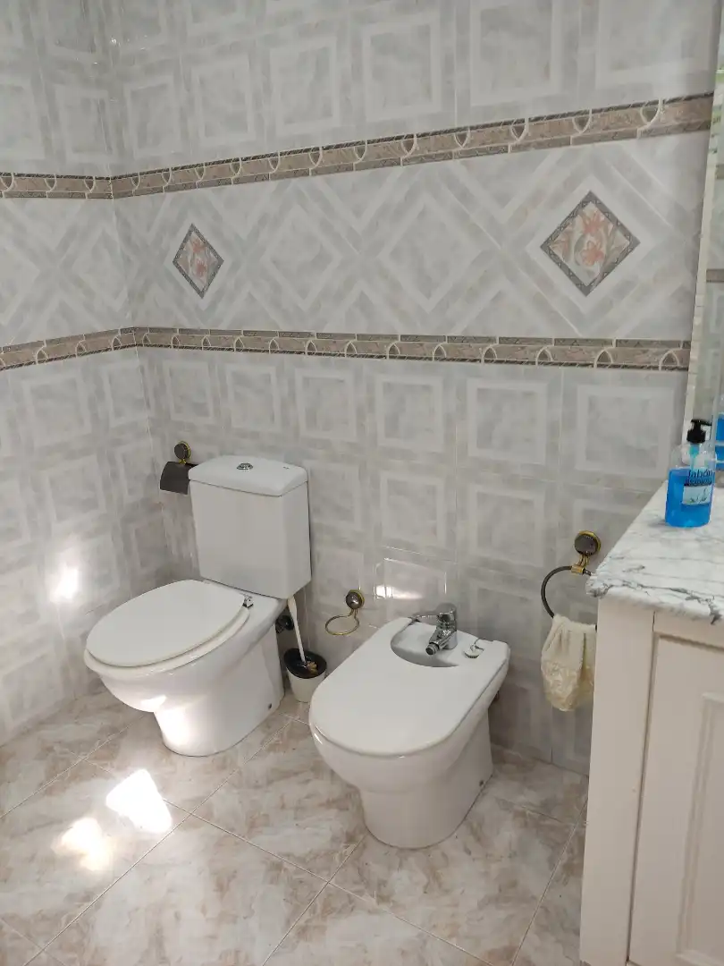 Badezimmer von Einfamilien-Reihenhaus zum Verkauf in Barbate mit Klimaanlage, Heizung und Terrasse