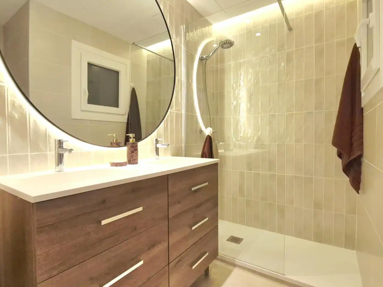 Bathroom of Flat for sale in Terrassa  with Air Conditioner, Heating and Parquet flooring