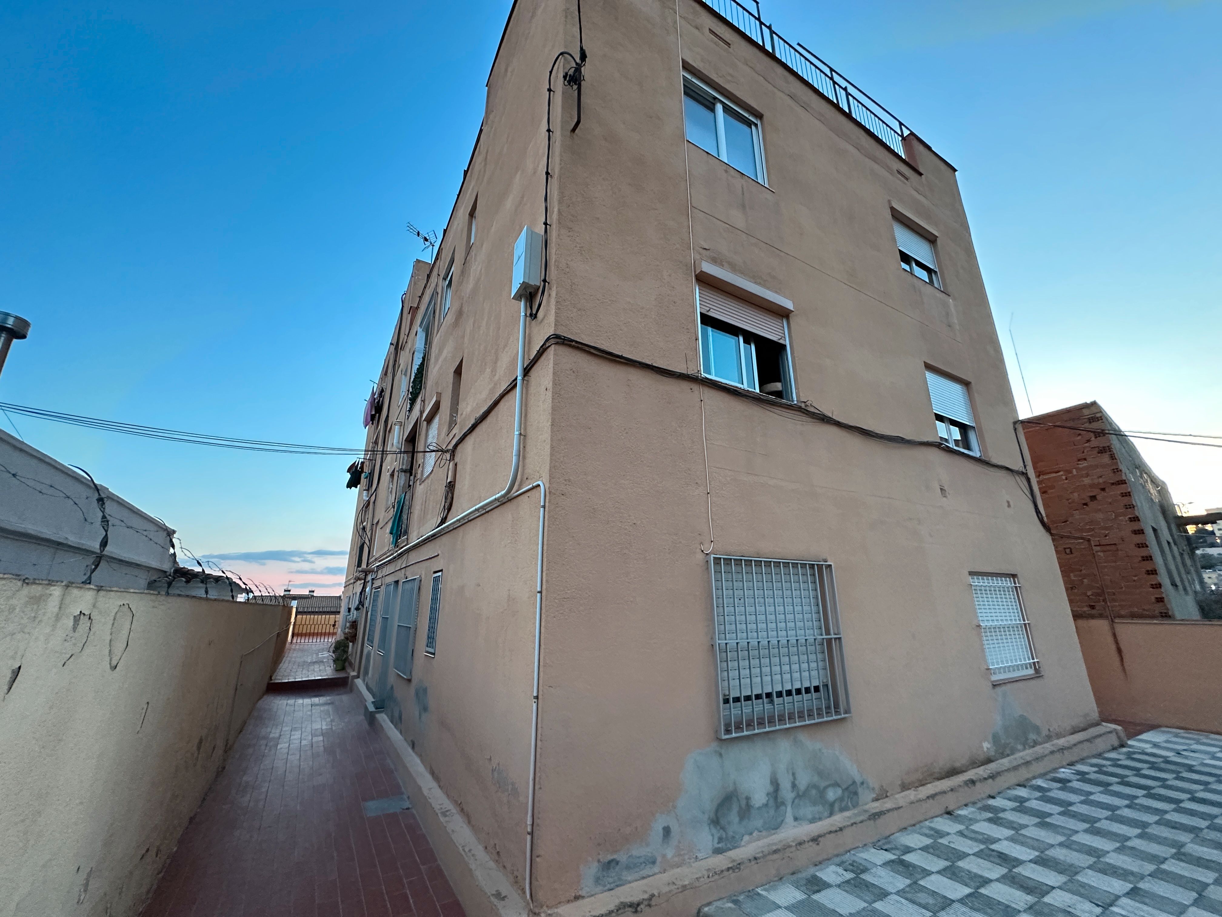 Exterior view of Flat for sale in Santa Coloma de Gramenet  with Terrace and Balcony