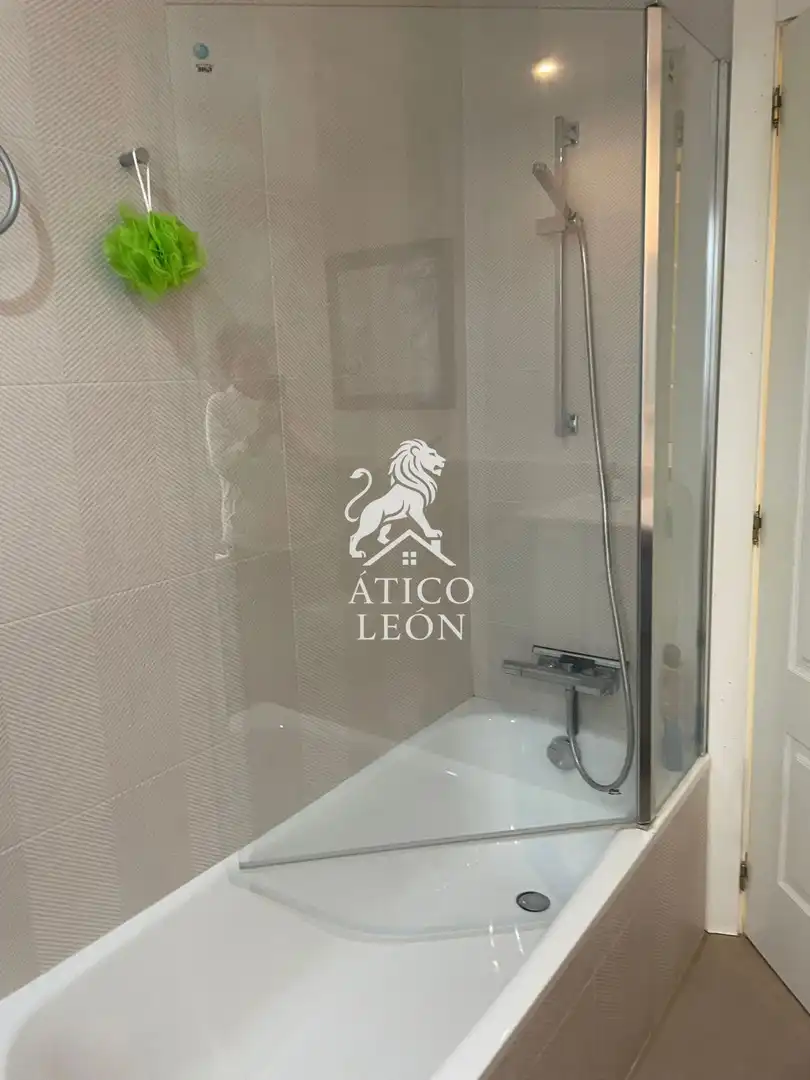 Baño de Piso en venta en León Capital  con Calefacción y Trastero
