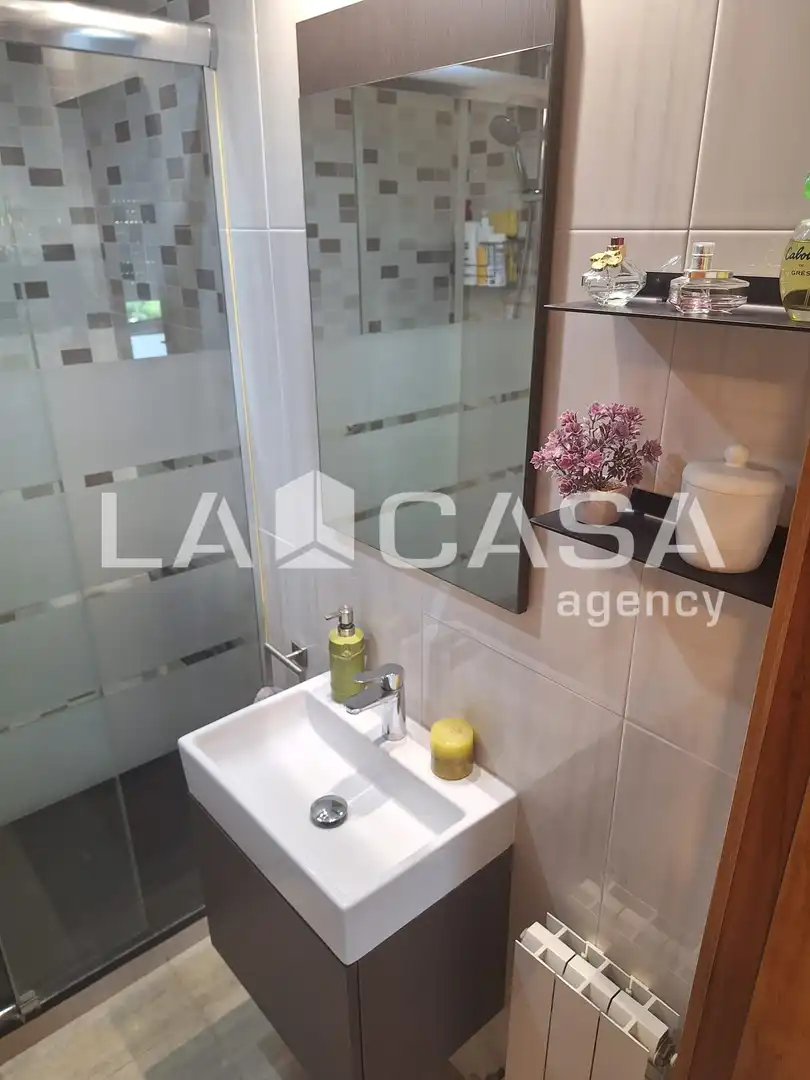 Baño de Piso en venta en Santa Coloma de Gramenet con Calefacción y Jardín privado