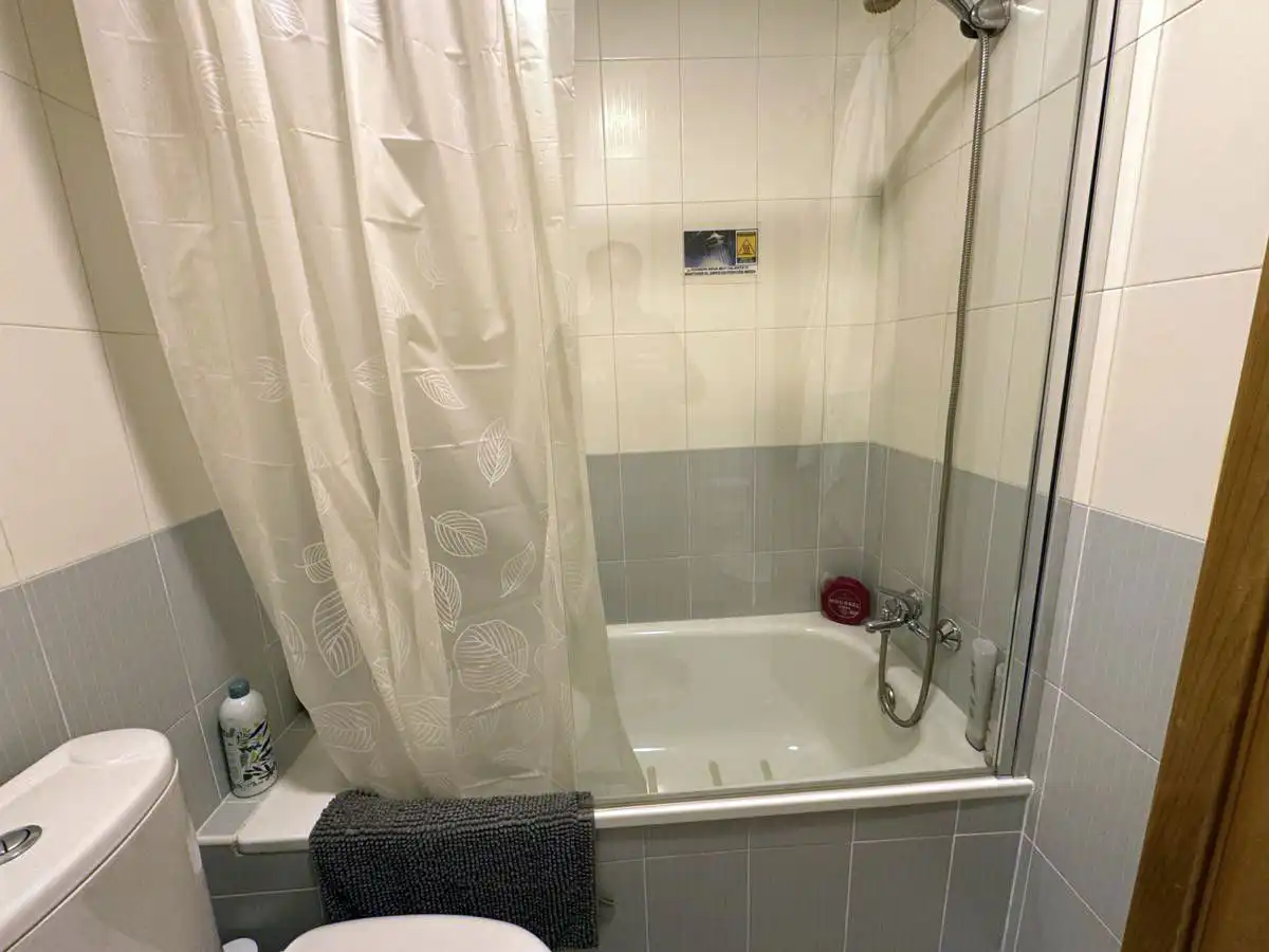Baño de Apartamento en venta en Llanes con Calefacción, Terraza y Trastero