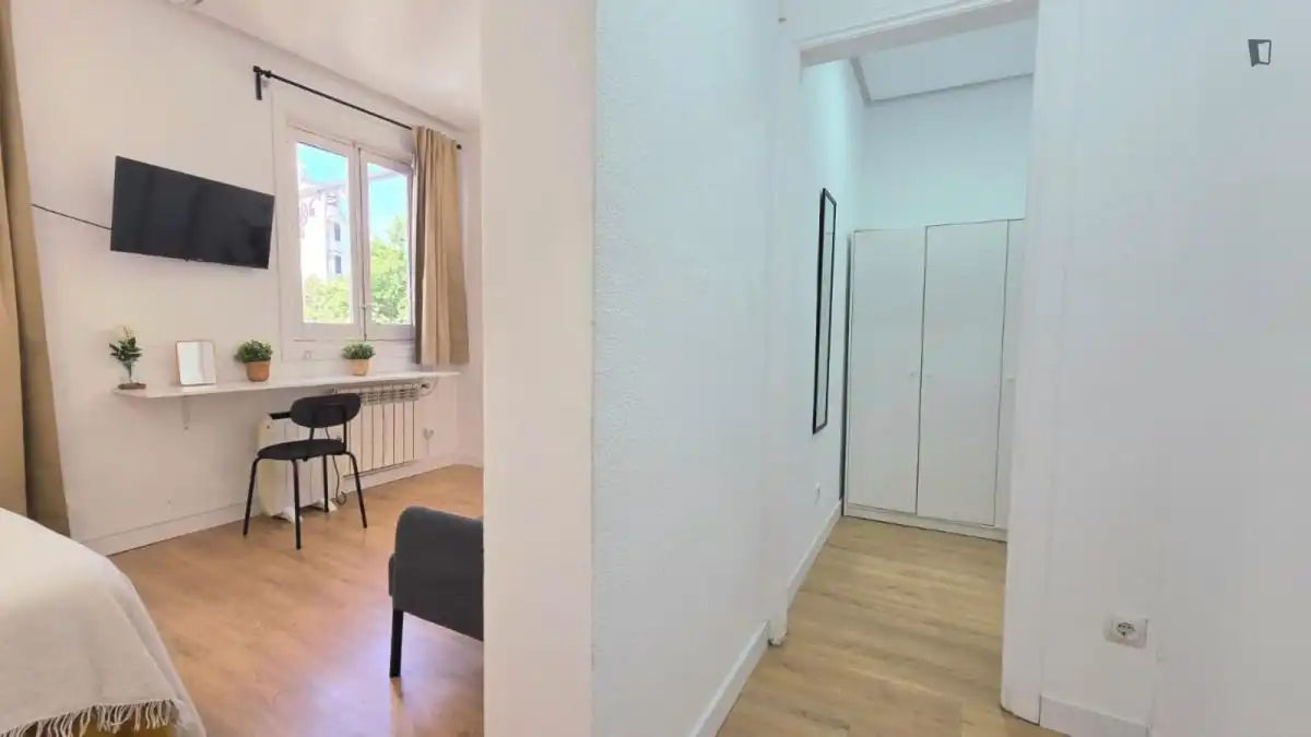 Dormitori de Apartament de lloguer en Madrid amb Moblat, Forn i Rentadora