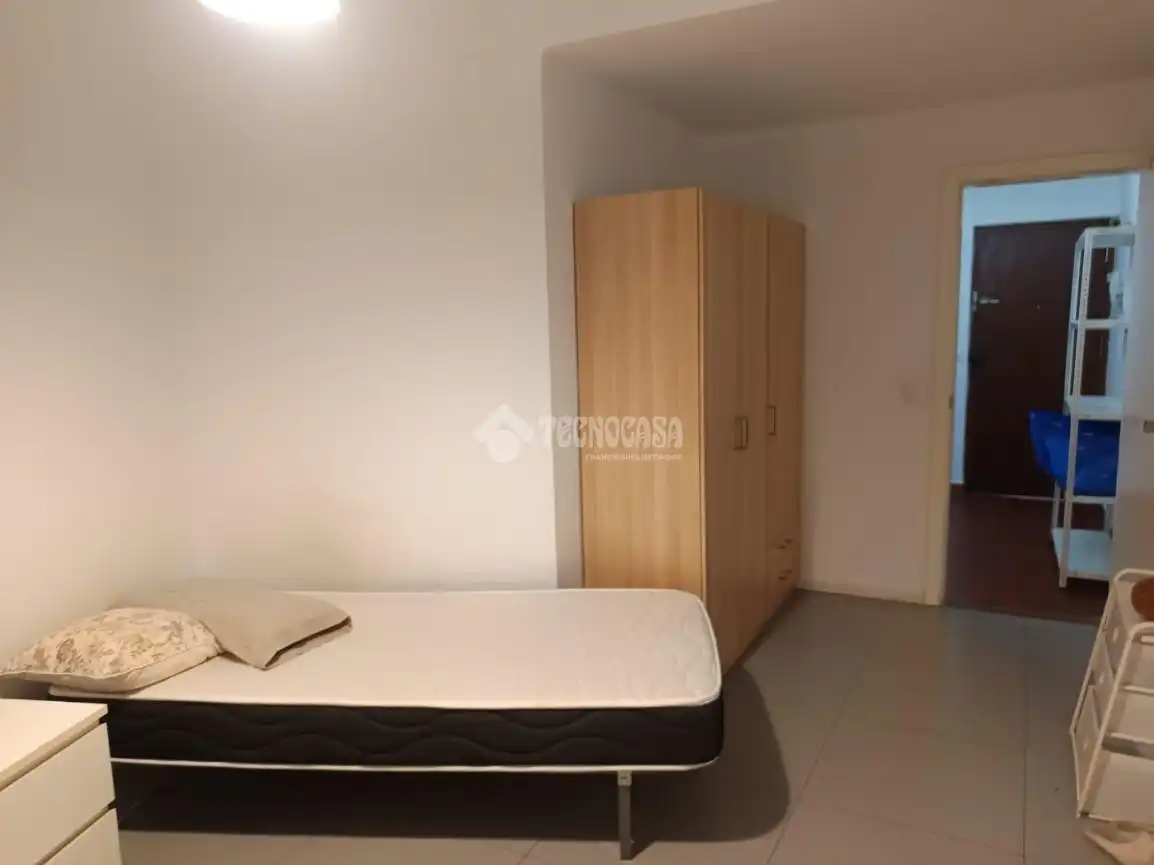Habitación de Piso en venta en Sevilla con Aire acondicionado, Terraza y Trastero