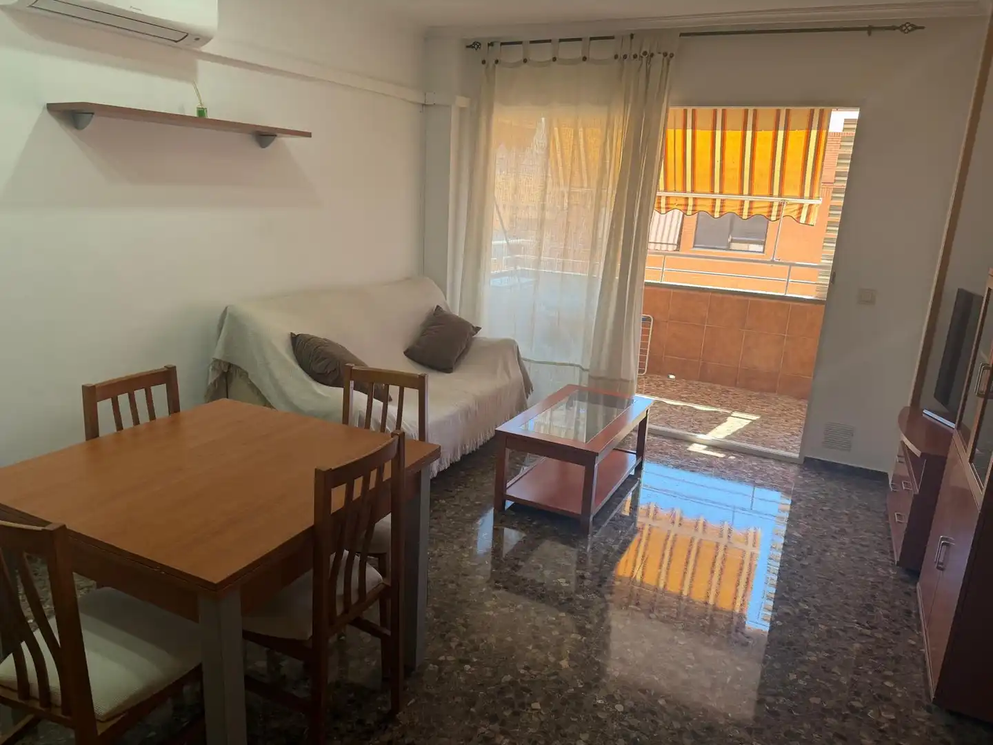 Sala d'estar de Pis de lloguer en Valencia amb Aire condicionat, Moblat i Balcó