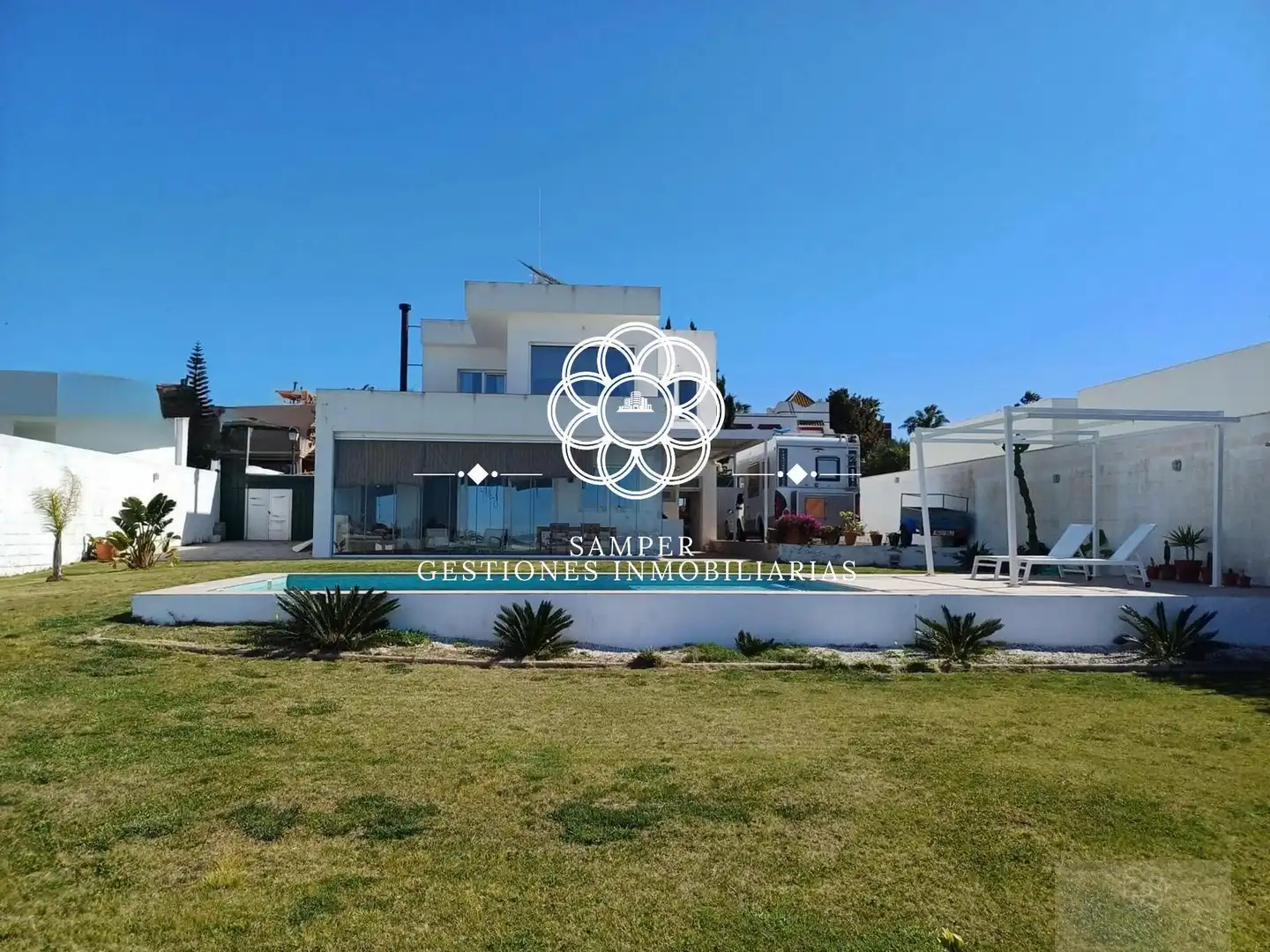 Exterior view of Houses for sale in Sanlúcar de Barrameda  with Swimming Pool