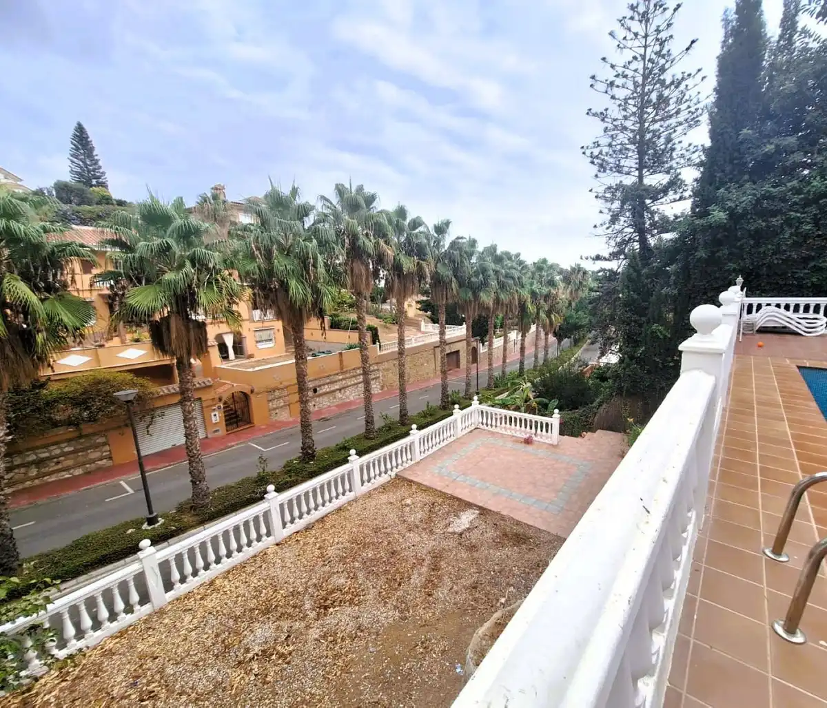 Vista exterior de Casa o xalet en venda en Benalmádena amb Terrassa i Piscina
