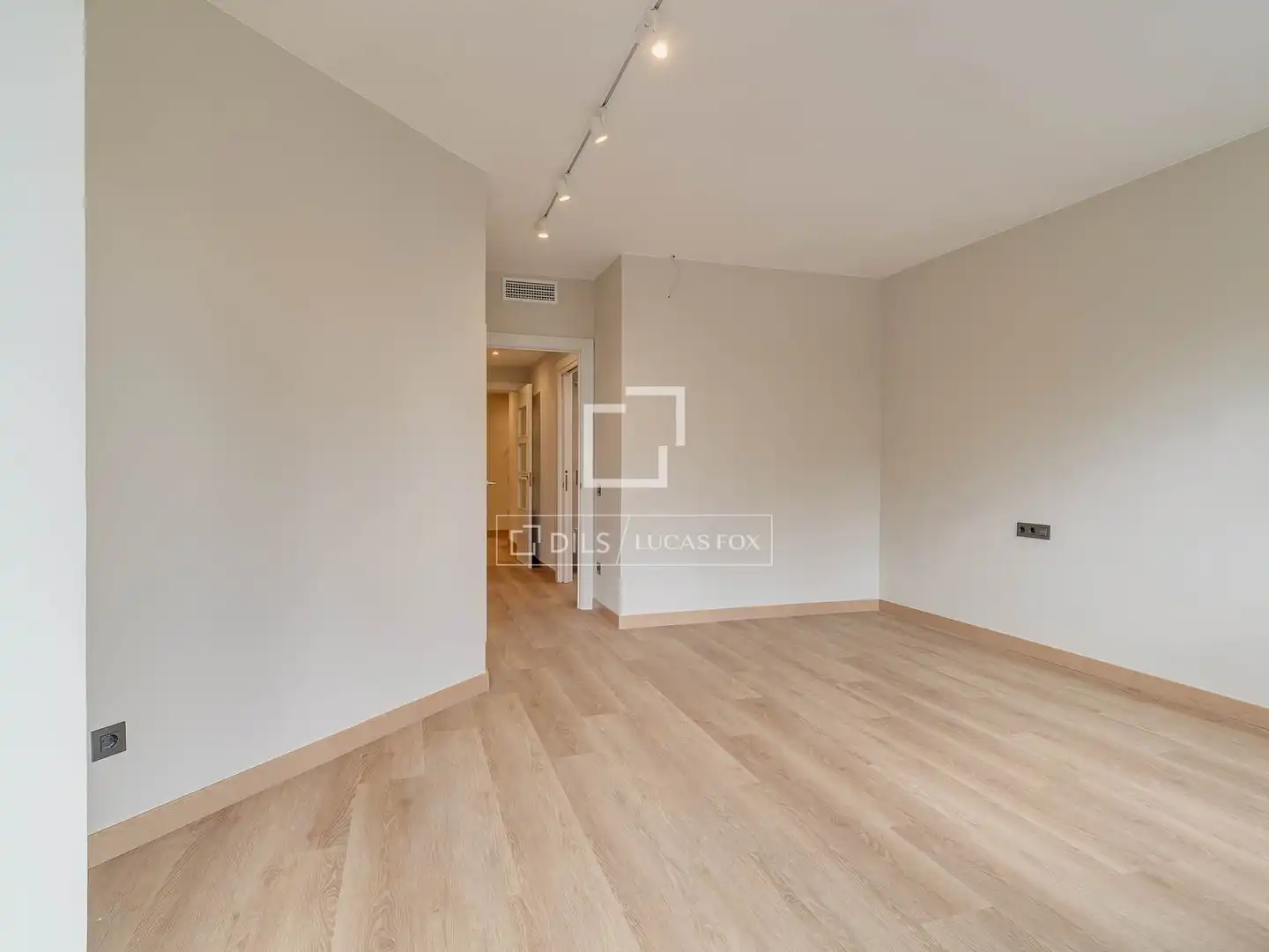 Bedroom of Flat for rent in Barcelona  with Air Conditioner and Parquet flooring