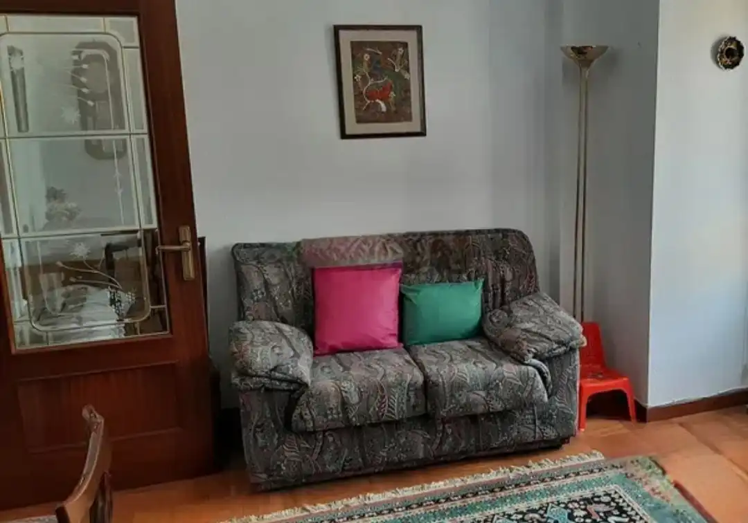 Sala d'estar de Pis en venda en Villarcayo de Merindad de Castilla la Vieja amb Calefacció, Traster i Moblat