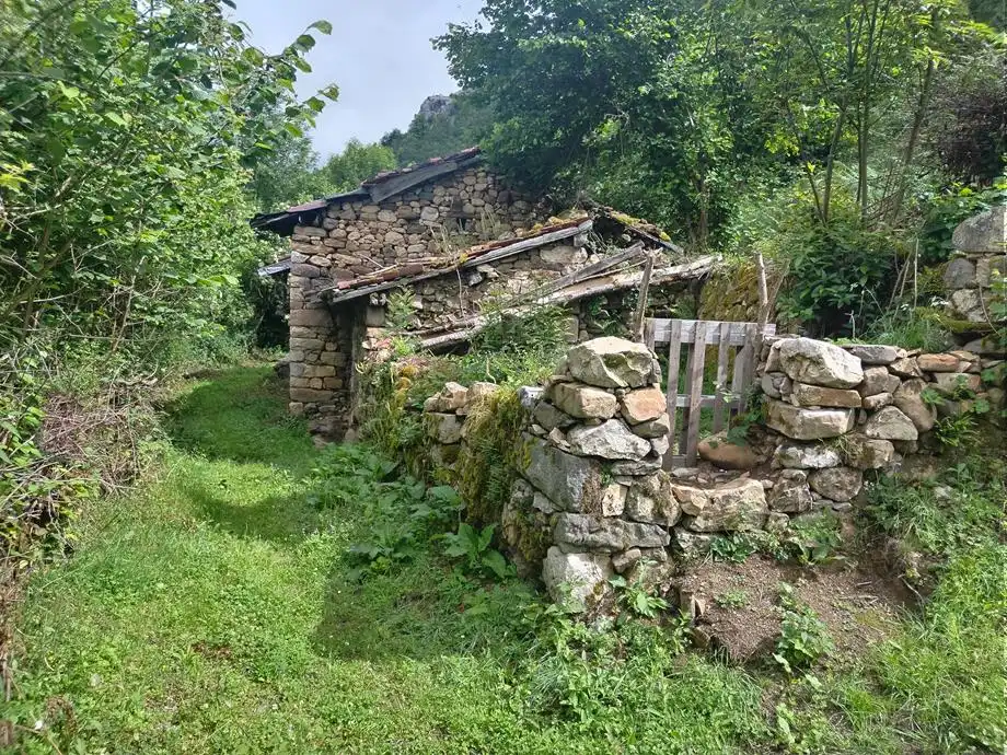 Casa rústica en venda a Caso