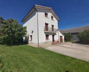 Vista exterior de Casa o xalet en venda en Zabalza / Zabaltza amb Terrassa i Balcó