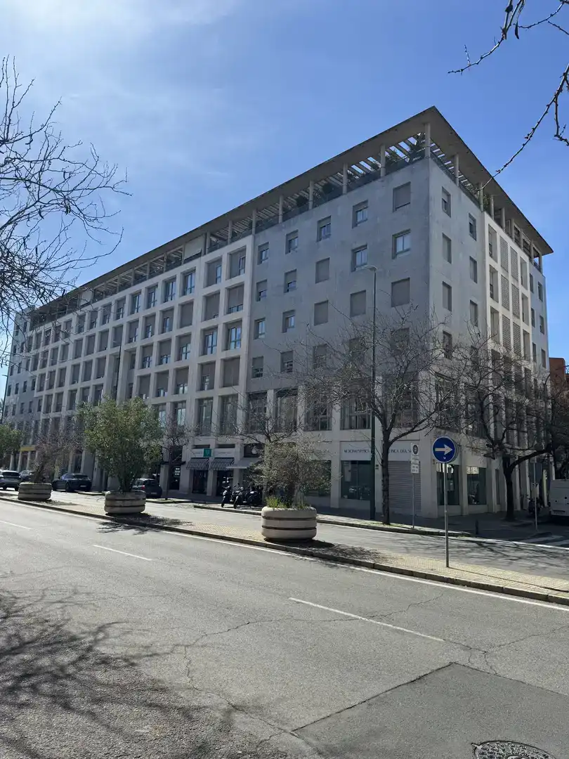 Außenansicht von Wohnung zur Miete in  Sevilla Capital mit Klimaanlage, Schwimmbad und Balkon