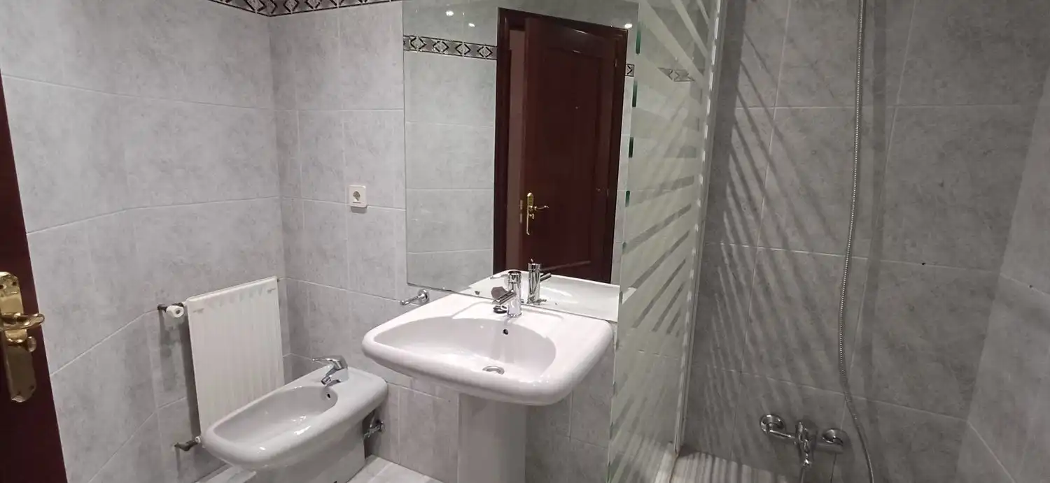 Baño de Piso de alquiler en Gijón  con Calefacción, Trastero y Piscina