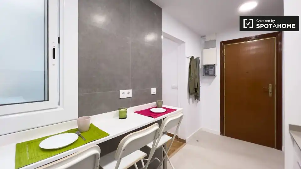 Cuina de Pis per a compartir en L'Hospitalet de Llobregat amb Aire condicionat, Calefacció i Moblat