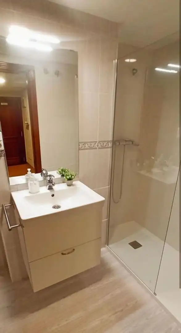 Baño de Piso en venta en Llanes con Jardín privado, Terraza y Trastero