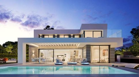 Este es un impresionante nuevo desarrollo de villas, ubicado entre Mijas y Marbella. Esta tierra privilegiada es vecina de un camp