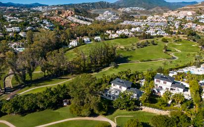 Vista exterior de Casa o xalet en venda en Marbella amb Aire condicionat, Terrassa i Piscina