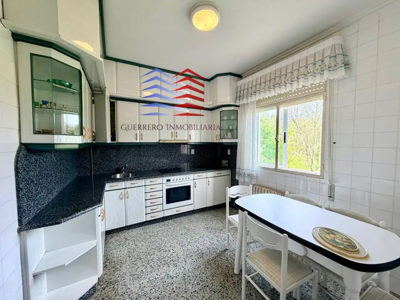 Cuina de Casa o xalet de lloguer en San Cibrao das Viñas amb Calefacció, Terrassa i Moblat