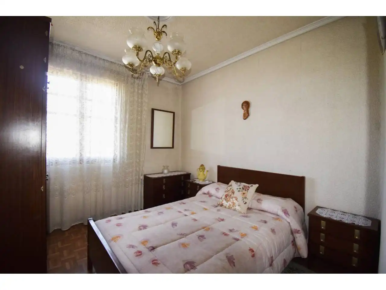Dormitori de Casa o xalet en venda en León Capital  amb Calefacció, Jardí privat i Parquet