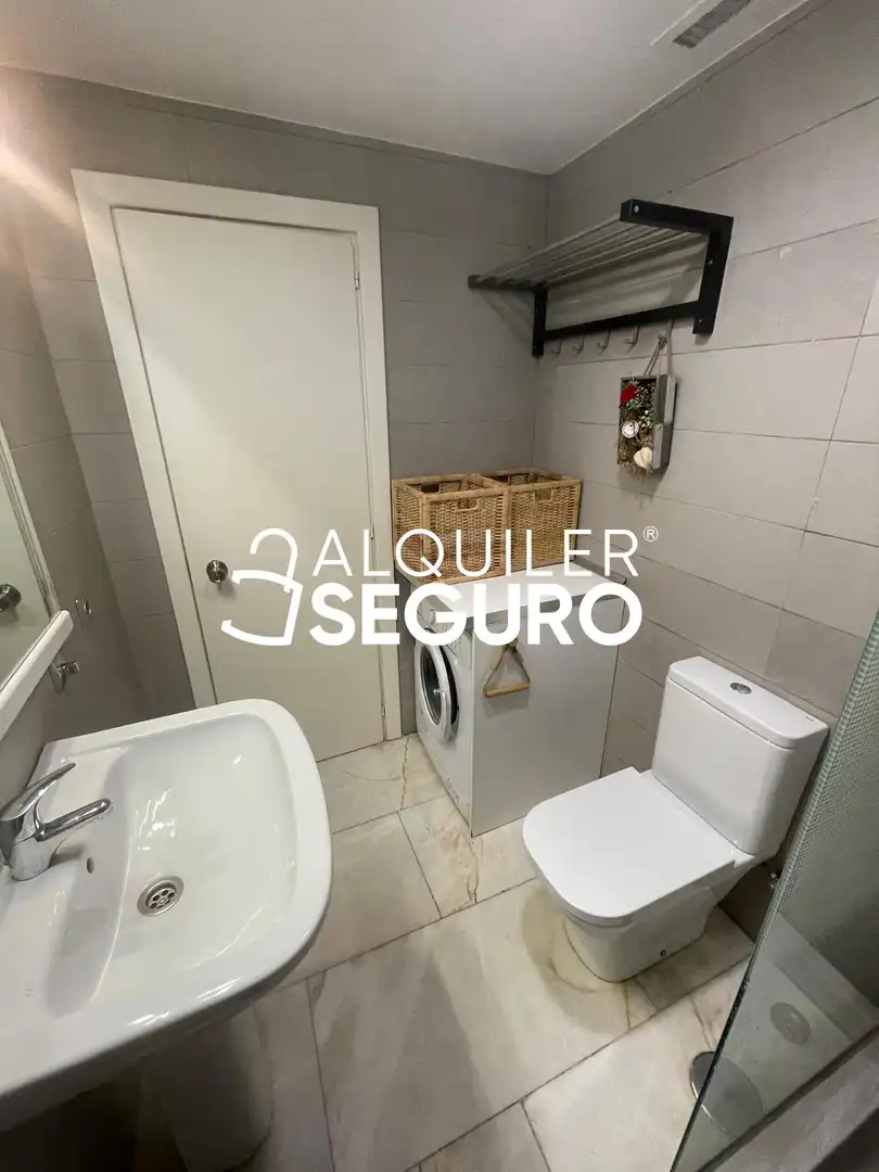 Flat for rent in Madrid  with Air Conditioner, Heating and Furnished