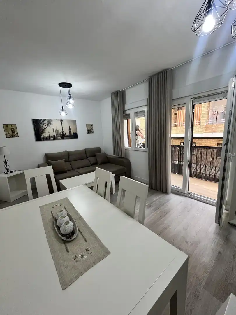 Sala d'estar de Pis de lloguer en Plasencia amb Aire condicionat, Terrassa i Moblat