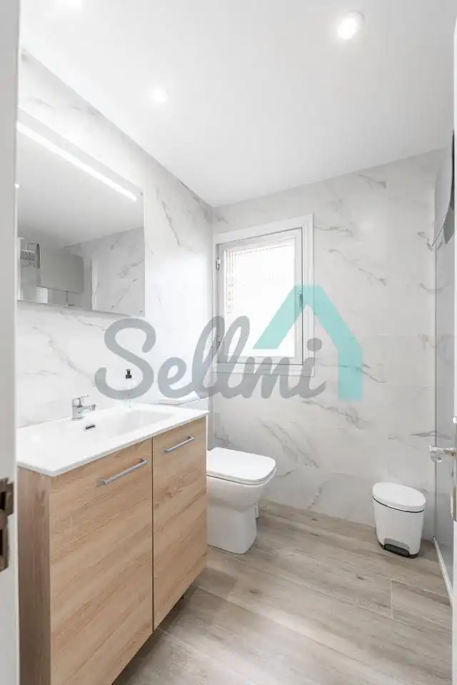 Bathroom of Flat for share in Oviedo   with Heating and Furnished
