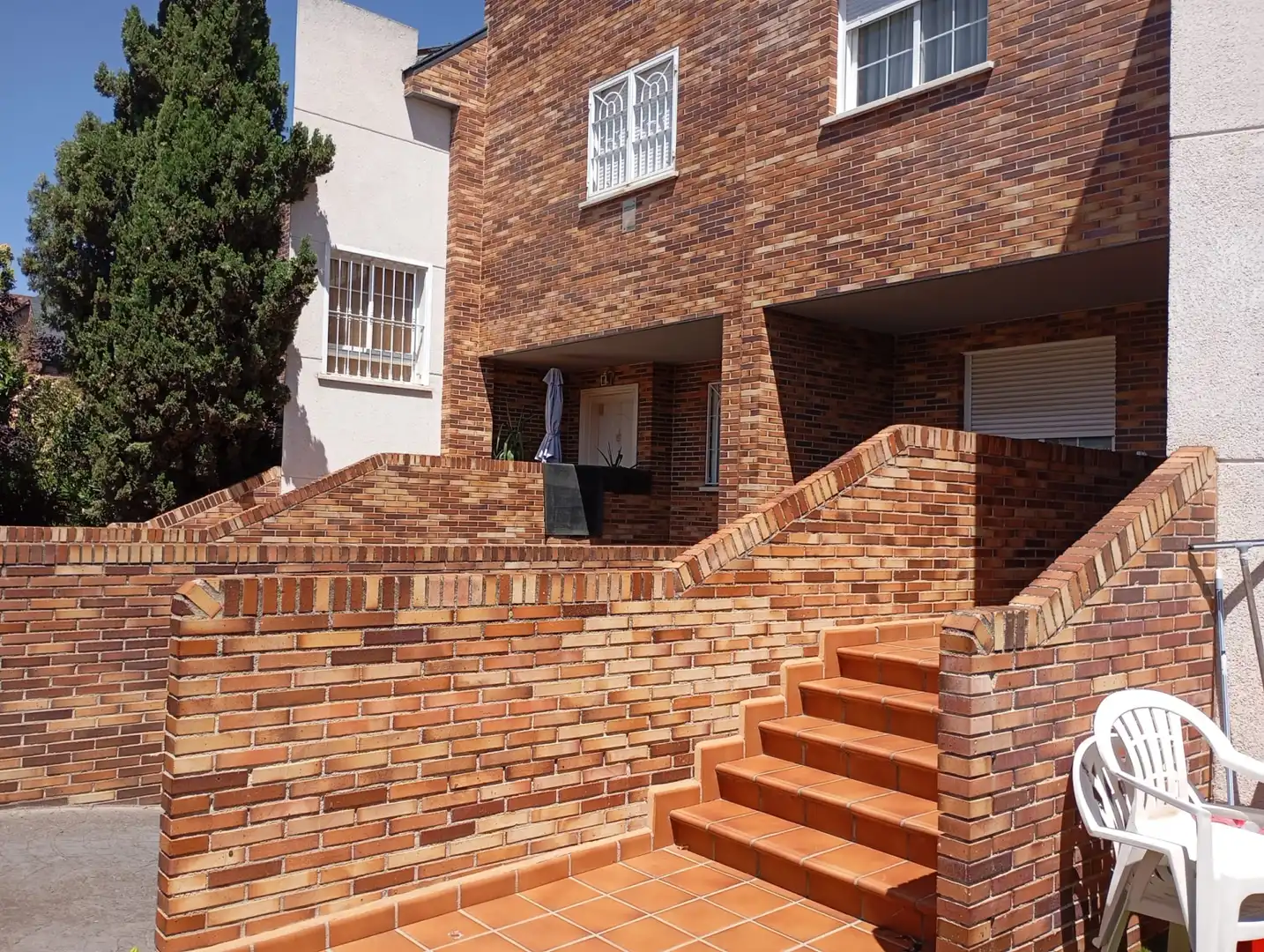 Exterior view of Single-family semi-detached for rent in Majadahonda  with Air Conditioner, Heating and Private garden