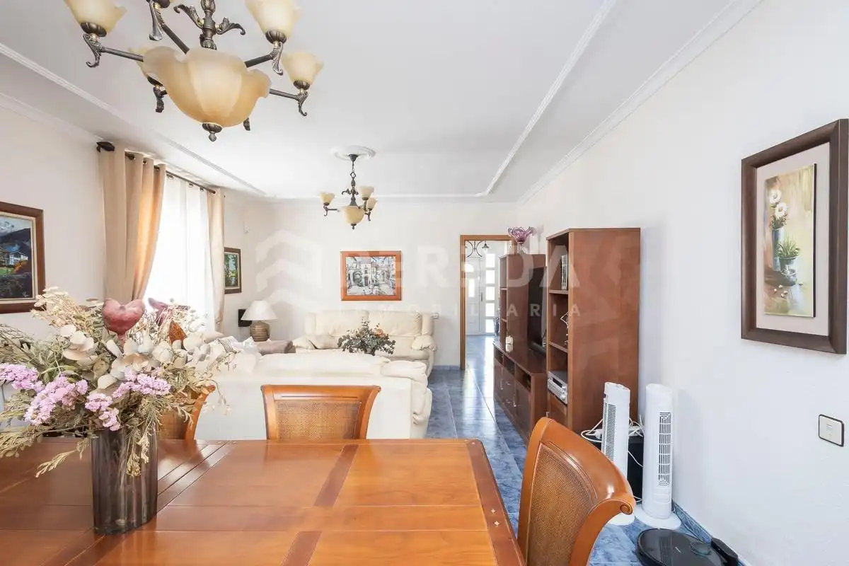 Sala de estar de Casa o chalet en venta en Roquetas de Mar con Aire acondicionado, Jardín privado y Terraza